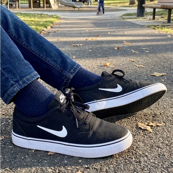 Nike Other - Nike SB 729825-001  SZ 5Y Women 6.5 Clutch Canvas Skateboard Black White Sneaker